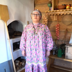 Видеосюжет из цикла «Гаджеты прошлого» о предметах крестьянского быта конца XIX – середины XX вв.: веретено, прялка, нить